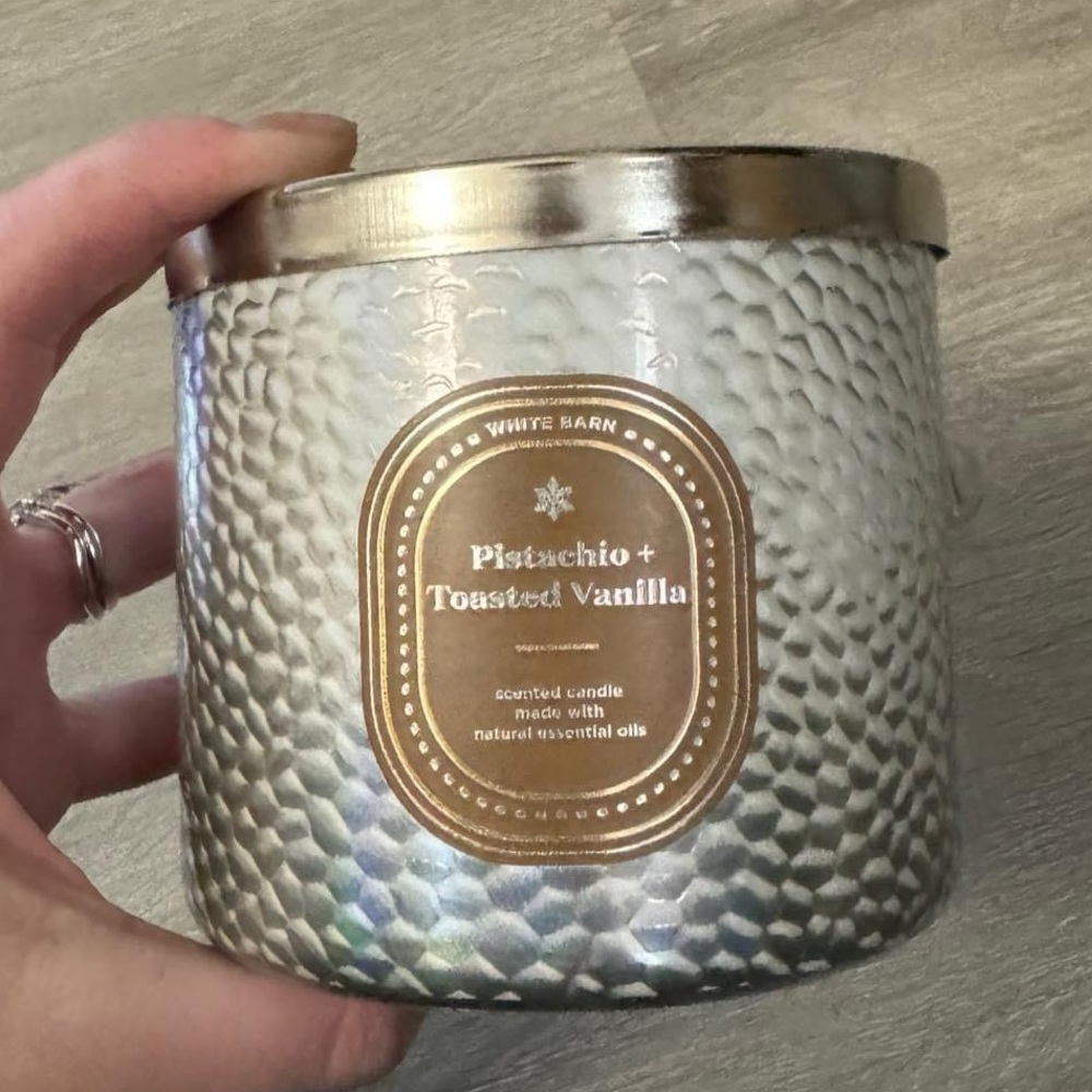 Bath and body works pistachio and toasted vanilla candle